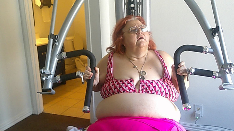 BBW nurse Vicki adventures with friends: ビッグビューティーナース、ヴィッキーがジムで運動 パート1