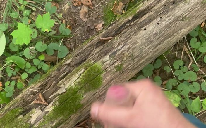 Young cum: Geëindigd op een wandeling in het bos