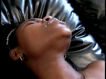 Hot and Wet: いたずらな黒赤ん坊指彼女の毛の商品その後ファック