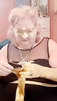 Fetiș cu mănuși din satin de aur în stil bbw