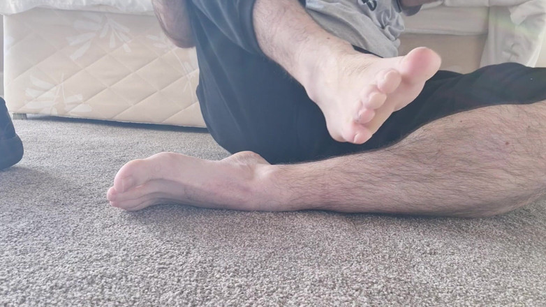 Solesforyoursoul: Piede maschio che stuzzica suole e dita dei piedi
