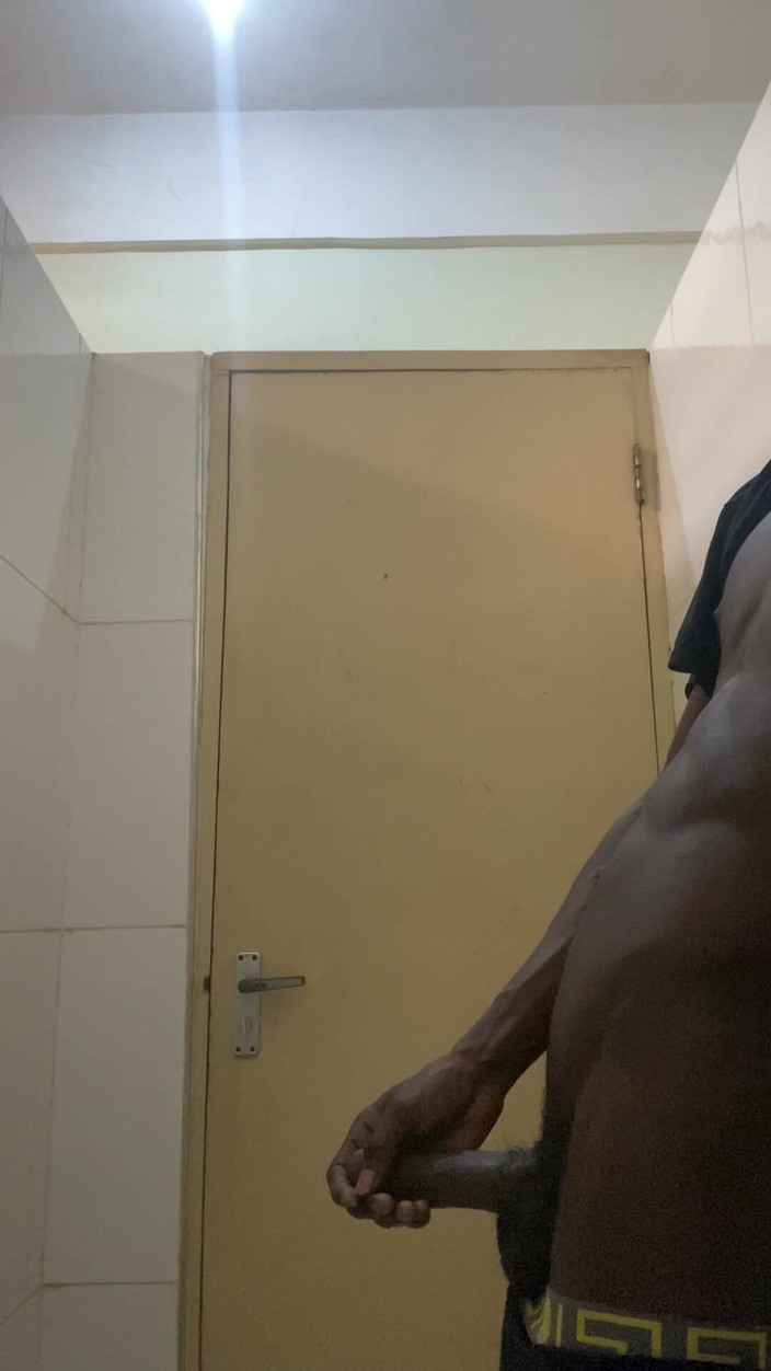 Slimniqqa: 공공 화장실에서 흑인 대물 사정 - 1부