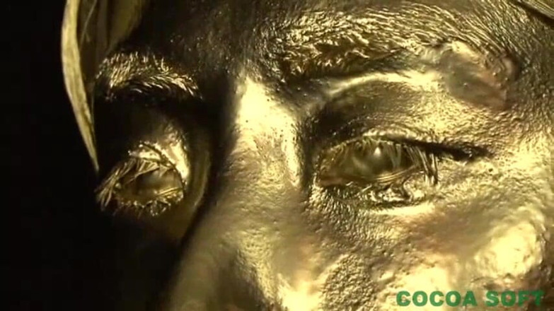 Cocoa Soft: The first pregnant woman in the gold paint