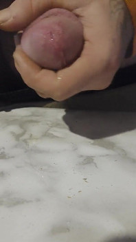 Tiro na mesa de mármore
