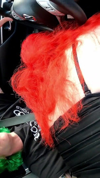 Transsexual bate boquete na estrada e engole porra antes de inserir plug anal