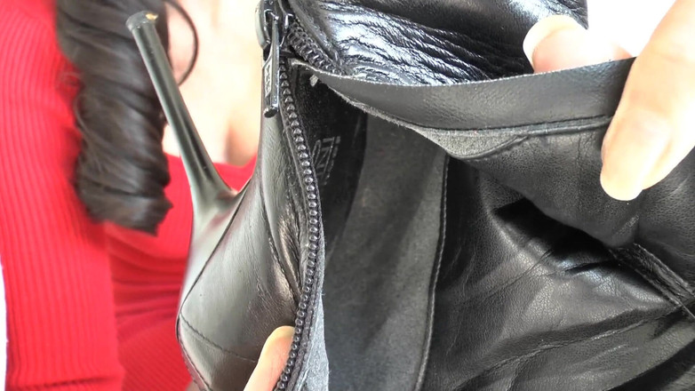 Lady Victoria Valente: Slicka mina kängsulor och snusa sedan inuti mina stövlar! Lady...