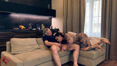 Megan Inky: Megan Inky yaşlı bir adamla evinde kanepede sikişiyor