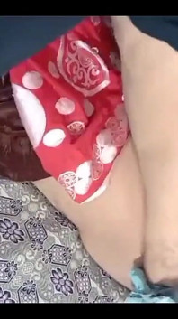 Hintli amatör aldatan evli kadın bunda sıkı götüne büyük bir yarak almak için ayakta domalarak anal seks yapıyor