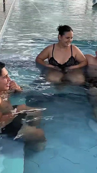 Ich erwischen meine freunde beim masturbieren mit mir am pool