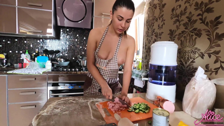 Alice KellyXXX: Hot girl demonstrate perfect boobs and ass during cooking
