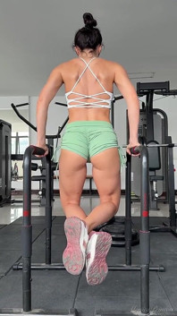 Espalda muscular, pantalones cortos, entrenamiento de gimnasio