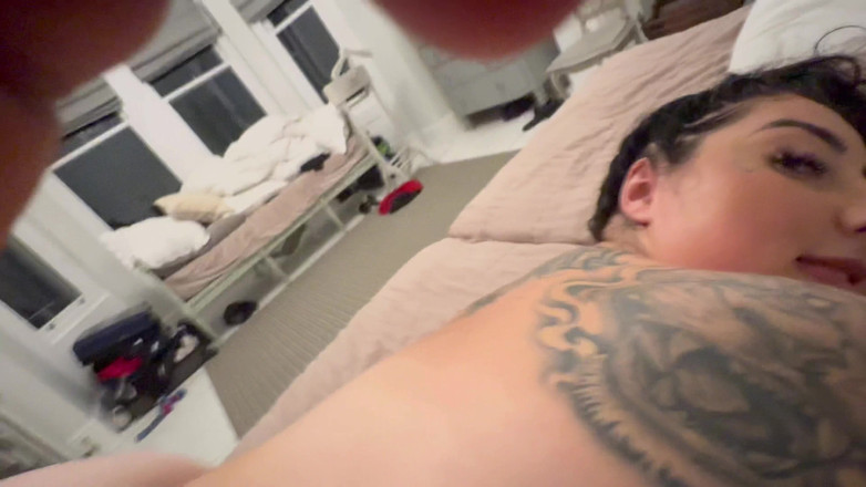 Baddie Bangs: Sletterige pawg wordt door grote zwarte lul doorgegeven