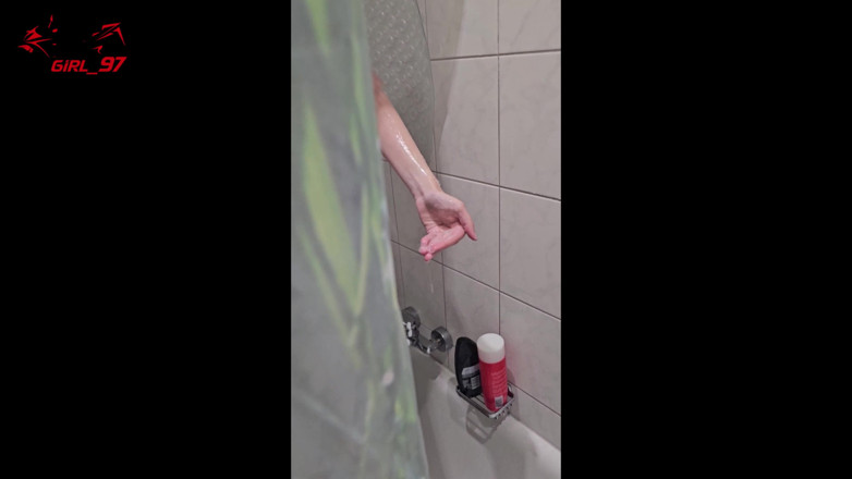 Bikergirl_97: Il compagno di stanza mi filma mentre mi faccio la...