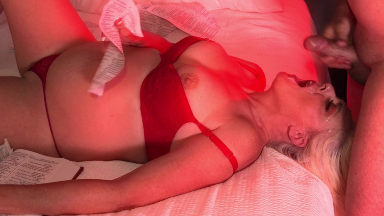 Voo Doo XXX: Blonde MILF verehrt schwanz mit schlampigem blowjob