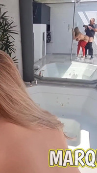 Šukání sexy brunetky do zadku na pole dance