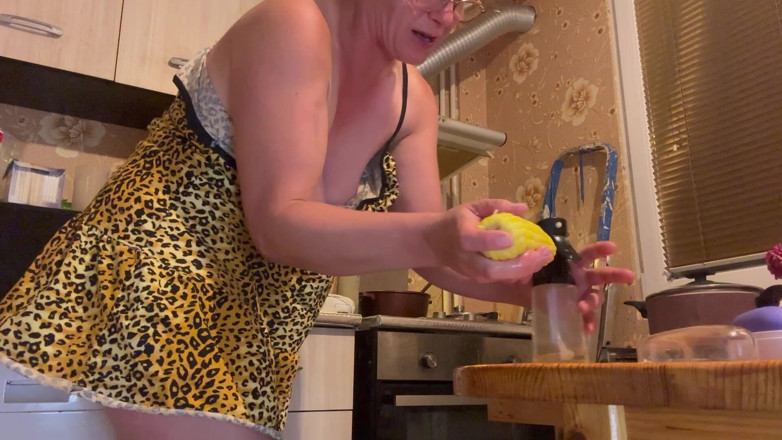 Putarankahotmilf: Tellement excitée que je me masturbe toute la cuisine
