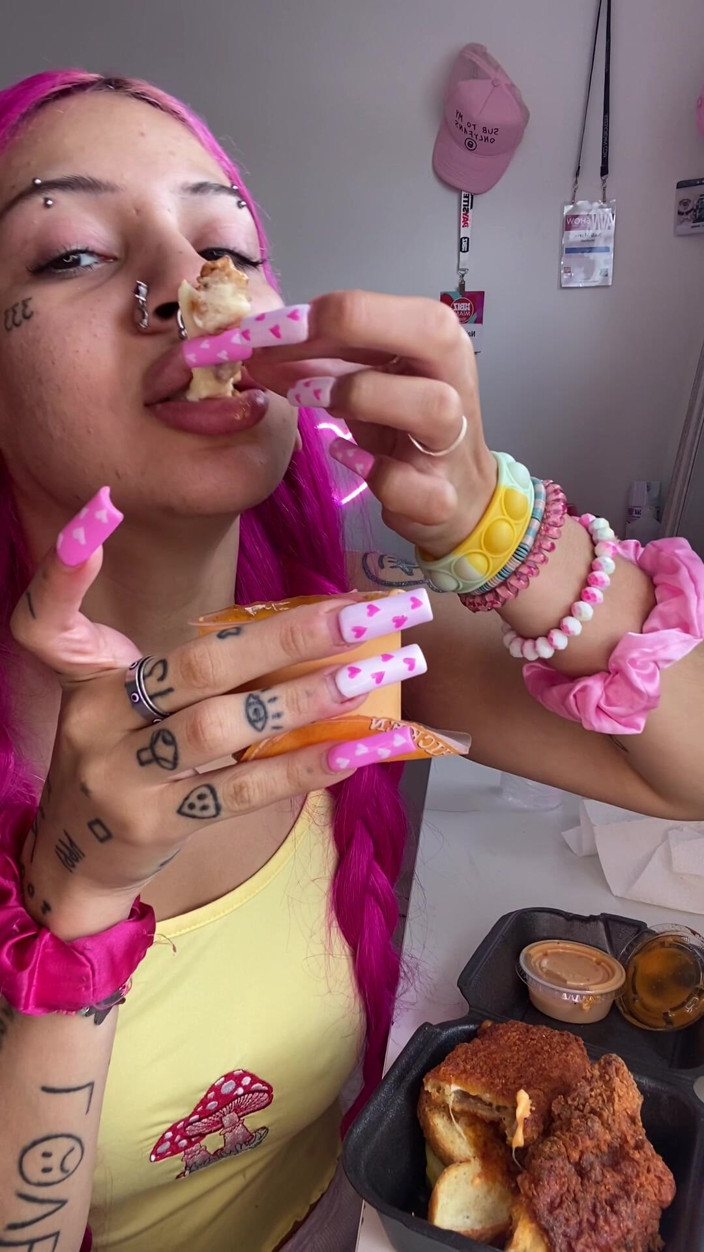 Nali Marie: Würziges Essen Mukbang Overeating gesichtsstuffing zierliches mädchen isst heißes essen...