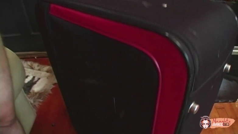 Naughty Japanese Girls: 彼女のボーイフレンドと床で異人種間のセックスをすることは、アジアの赤ん坊を非常に喜ばせました