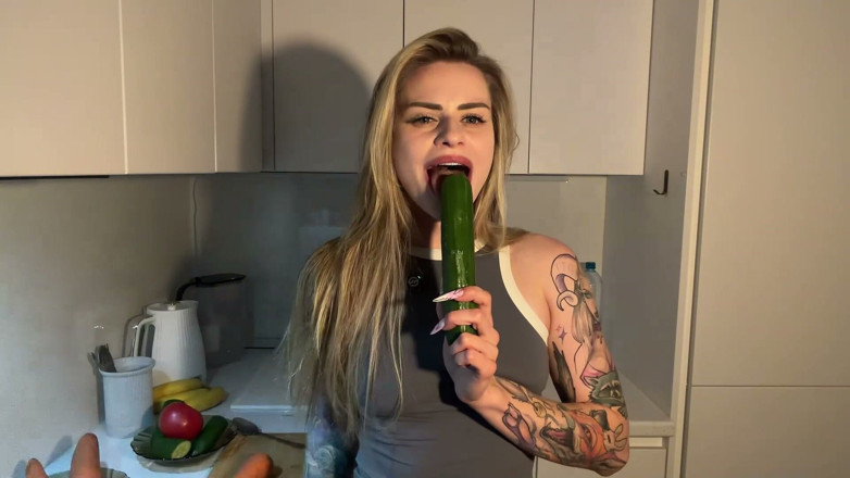 Alice Deliora: Alice Deliora Fucks Her Pussy &amp; Ass with Cucumber and Carrot...