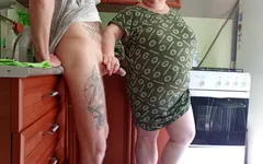 Des mains féminines me rendent la bite dure et la font jouir
