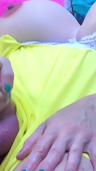 Rikki Ocean naolejovaný penis a koule dělají tlustý gooey krém