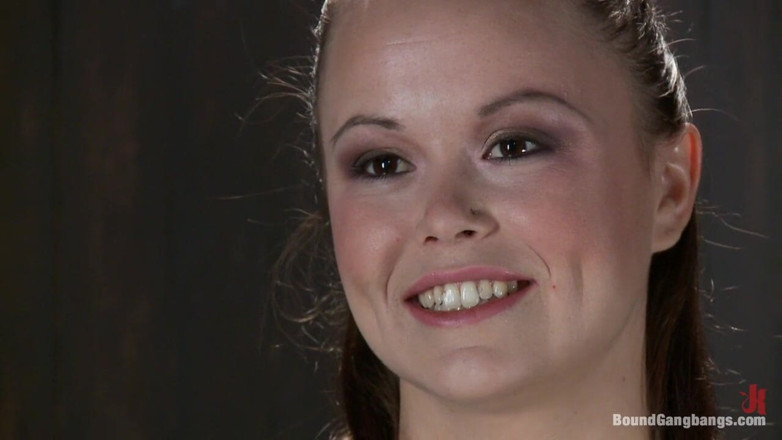 Bound Gang Bangs by Kink: Mädchen wird im grünraum überfiel, am set geknebelt und gangbang