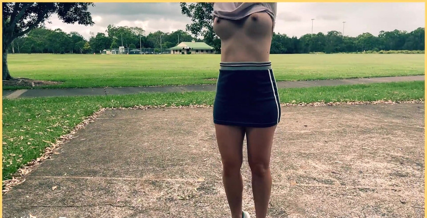Wifey Does: 야외에서 농구를 즐기는 밀프. 2020년 7월 22일