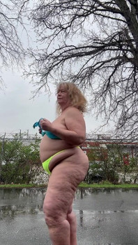Atrapar gotas de lluvia con mis tetas