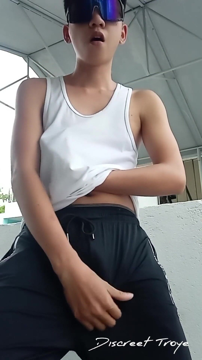 Troye_AsianPinoy: Sarap pinoy jakol 户外 - 当有人在观看时，我在公墓里再次撸管