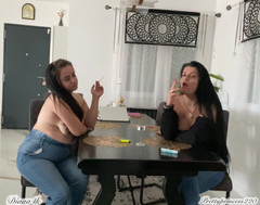 fartingclub01: Sexy španělská kuřačka vs porno rumunská kuřačka