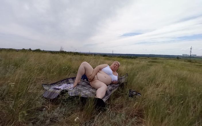 Sweet July: Tlustá žena masturbuje kundičku hračkou na poli