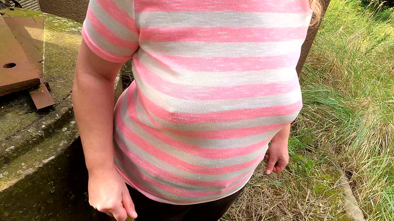 Bouncy Tits Action: उसके स्तन लाल कारखाने की ओर थप्पड़ मारना