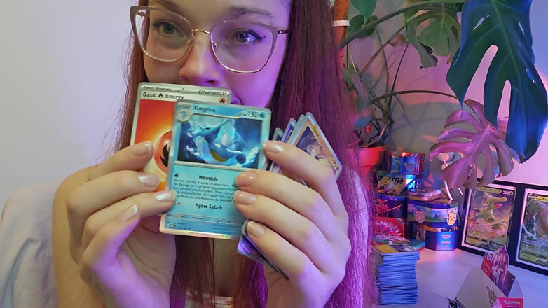 petitesubkitten: Asmr oyuncakları sevimli kızıl saçlıyı çekiyor