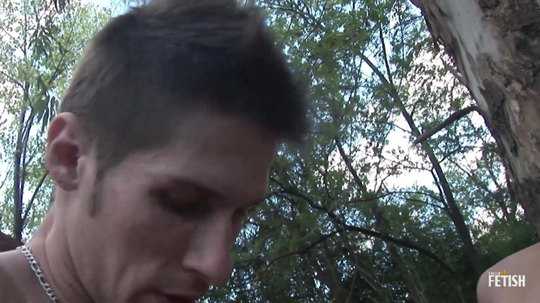 Gay Diaries: Twinks gays en uniforme militar follan en el campo de...