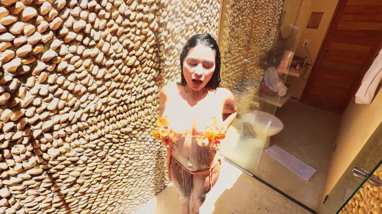 AlejandraPalacios: Condividiamo la doccia con una bellissima influencer sulle spiagge di...