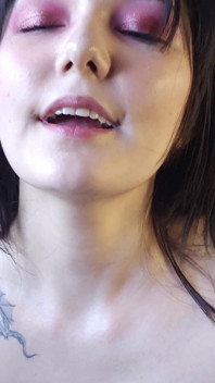 O studentă seducătoare se dezbracă în fața camerei, își masturbează pizda și îți cere să ejaculezi pe limba ei