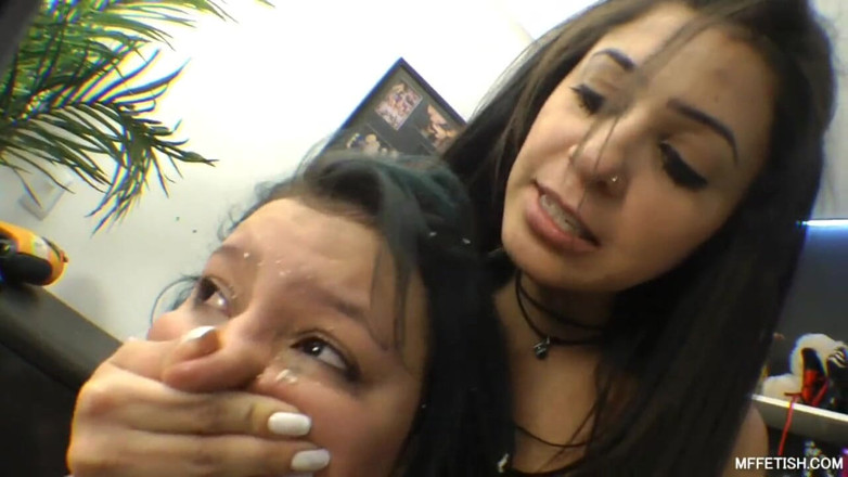 Sapphic Latinas: Dominatrix Anelly menyuap hambanya