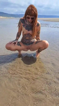 在海滩上撒尿