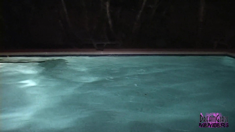 Dream Girls: Deux filles baisent nues dans le bain à remous pendant les...