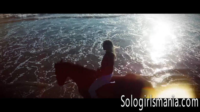 Solo girls mania: 그녀의 보지를 자위하는 스칼렛 레드