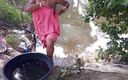 Puja Amateur: 야외에서 목욕하는 마을 인도 바비