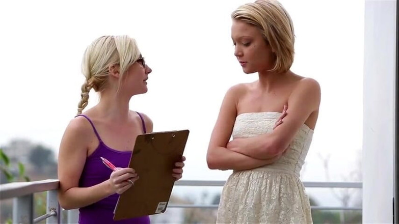 Lesbian Stories: 여친의 젖은 보지를 핥는 금발 십대