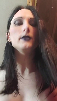 Gorąca Gothy Trans Sąsiad Zaprasza, a Następnie Sprawia, Że Się Pieprzysz