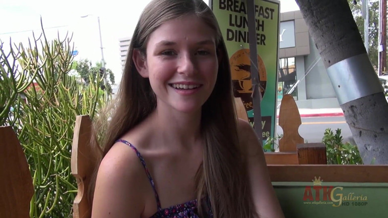 ATKIngdom Fans: Lara Brookes ile sanal bir randevu bölüm 1