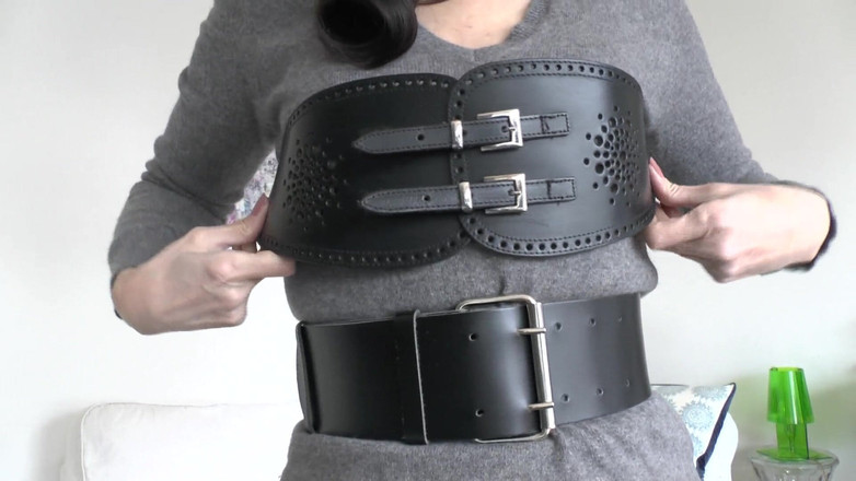 Lady Victoria Valente: Opasek v obývacím pokoji, část 3, Lady Victoria Valente