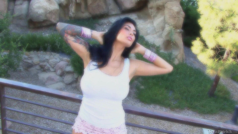 Tera Patrick: Tera Patrick stript langzaam buitenshuis