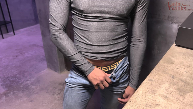 Latin Twinks: Alex King çalışan essteban'ı hırsızlık yaparken yakaladıktan sonra ham sikiyor