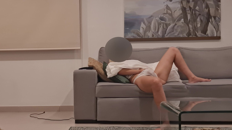 Glenn studios: Přistižen při masturbaci na gauči. Verze zepředu