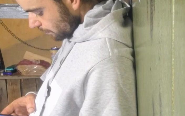 jerkofflover: Ağaç üzerine inşa edilmiş evimde mastürbasyon yapıyorum