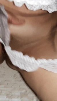 Servitoarea matură sexy perversă își masturbează pizda umflată